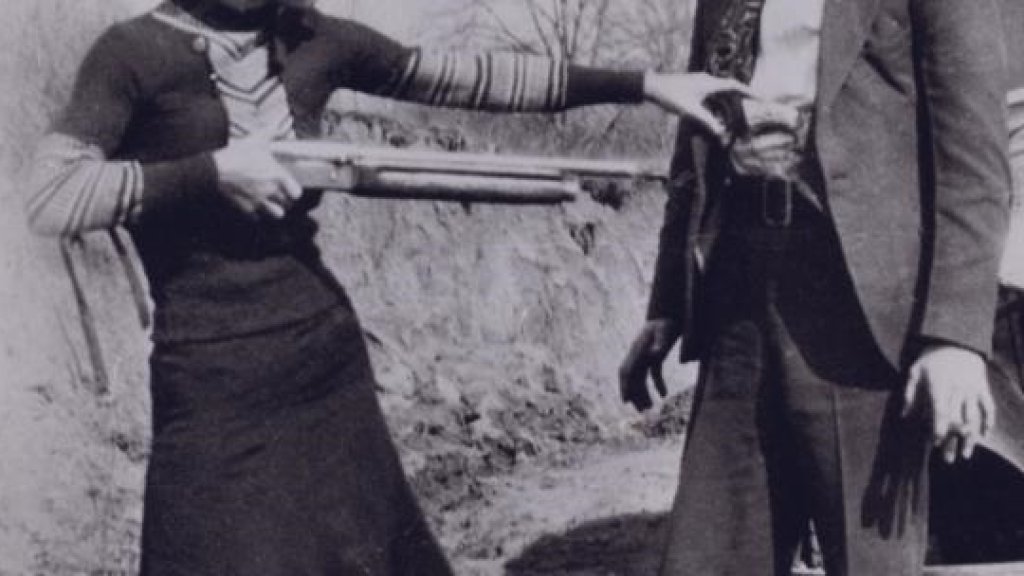 Bonnie_apuntant_de_broma_a_Clyde_amb_una_escopeta