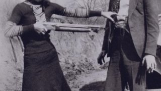 Bonnie_apuntant_de_broma_a_Clyde_amb_una_escopeta