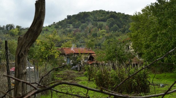  Една от първите къщи в селото. Зад плетената ограда са наредени стройни редици с домати. Заради близостта с язовира почвата тук е плодородна
