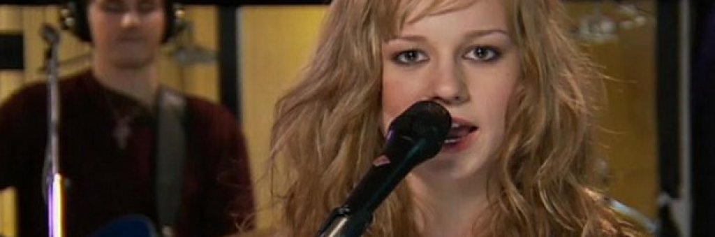 15-годишната Ларсън изпълнява на живо песен от албума си