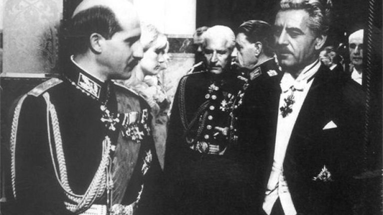 Подценен: Цар и генерал (1966), 75 място
Вдъхновен от реални исторически събития, Въло Радев прави един от най-хубавите си филми. В центъра е сложният идеологически конфликт между цар Борис III и генерал Владимир Заимов. Генералът е патриот и антифашист с ореол на герой, но също така бива разкрит като съветски разузнавач, обвинен е в държавна измяна и след това осъден на смърт чрез разстрел. Цар Борис отлага смъртната присъда, като очаква, че Владимир Заимов ще помоли за помилване. В решителните мигове и двамата се връщат в спомените си и преосмислят своите отношения.
В емблематичните роли на Петър Слабаков (Заимов) и Наум Шопов (Борис III), царят и генералът са представени преди всичко като хора и след това като държавници пред трудни решения. Дори и да не е докрай верен на историческата реалност, „Цар и генерал” се фокусира върху ситуация, която е някак показателна за цялата българска история.
