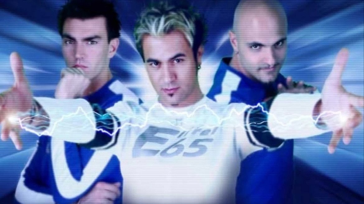 Eiffel 65 - Blue (Da Ba Dee)
Евроденс сцената вече съществуваше, но някак нямаше да бъде същата без това култово парче. Не един и двама са се поклащали на дансинга, припявайки едно "Да бу ди, да бу да", на фона на електронния ритъм.