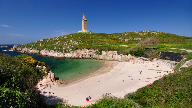 Кулата на Херкулес, Испания
Това е наистина стар фар – на 1900 години, и се намира на малък полуостров в Ла Коруня, Галисия – най-северозападната част на Испания. Дори се смята, че кулата на Херкулес е издигната по подобие на прочутия фар в Александрия – едно от седемте чудеса на древния свят.
Фарът е изграден от римляните и функционира и до днес, което го прави и най-старият работещ римски маяк на света.