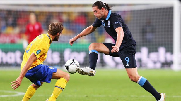 Олоф Мелберг и Анди Керъл вкараха по един гол в мача-спектакъл Швеция - Англия (2:3)