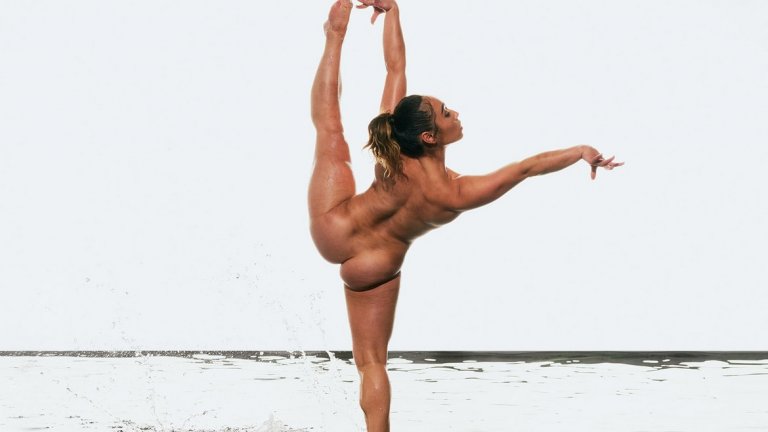 „Преминала съм през хранителни разстройства до това да ми се подиграват, че съм дебела. А днес снимам тази фотосесия, която милиони хора ще видят.“