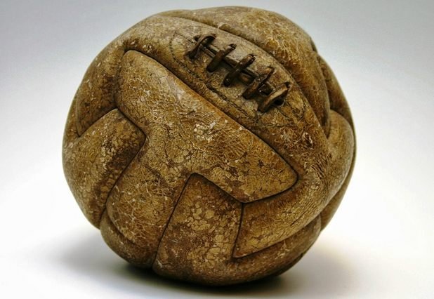 Първата топка, с която се е играло световно първенство. Това е топката от Уругвай 1930 г.