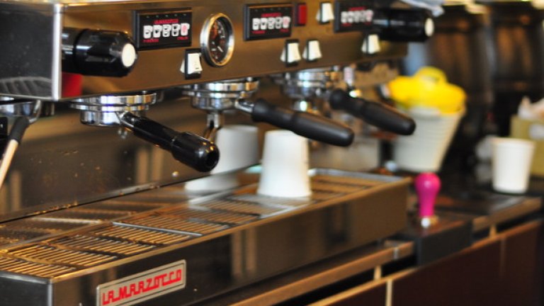 Професионалната машина за еспресо, използвана в "Фабриката" е сред най-качествените на пазара
