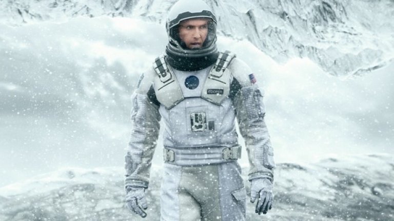Interstellar (2014)
Interstellar беше разочарование за доста зрители и е един от най-оспорваните филми напоследък, но продукцията на Кристофър Нолан предложи и множество впечатляващи неща, наред със слабостите. „Интерстелар” е амбициозна и визуално смайваща история за любовта, времепространството и мястото на човешката раса във Вселената. Това е блокбъстър, който на места пропада заради опитите си да бъде едноверменно епичен и интелигентен, грандиозен и интимен, но най-вероятно с времето ще бъде все по-високо оценяван.