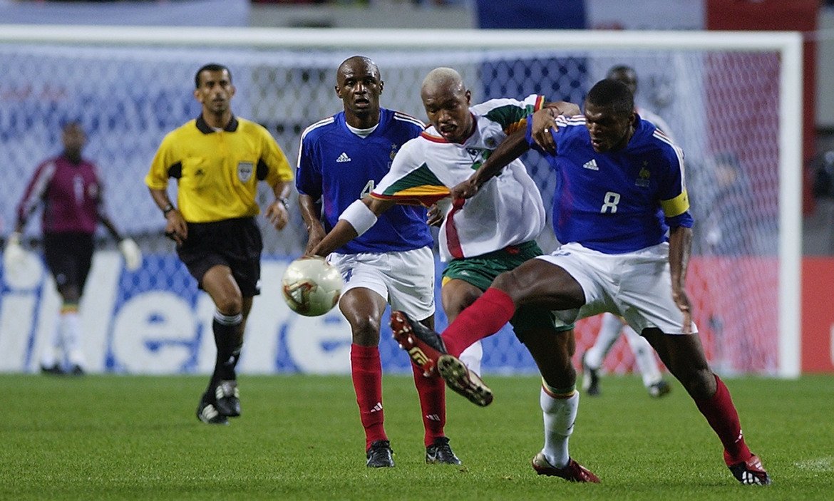 Франция - Мондиал 2002

Отново става въпрос за действащ световен и европейски шампион. Провалът на Франция беше смайващ в онази простичка наглед група с дебютанта Сенегал, Уругвай и Дания. Паметният откриващ мач на първенството даде криле на сензацията Сенегал със знаменитата победа с 1:0 с попадението на Папа Буба Диоп. Гафът не беше фатален за Франция, но беше последван от сиво 0:0 с Уругвай - двубой, в който Тиери Анри беше изгонен, а "петлите" вече трябваше да преследват победа с два гола разлика над Дания. Те обаче загубиха последния мач от групата с 0:2 и така приключиха защитата на титлата си без победа и без вкаран гол - най-лошото представяне на световен шампион при защита на титлата. Липсата на контузения Зинедин Зидан в първите два мача нямаше как да оправдае изцяло несъстоятелните французи. 