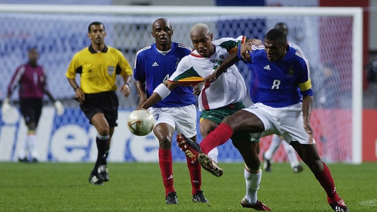 Франция - Мондиал 2002

Отново става въпрос за действащ световен и европейски шампион. Провалът на Франция беше смайващ в онази простичка наглед група с дебютанта Сенегал, Уругвай и Дания. Паметният откриващ мач на първенството даде криле на сензацията Сенегал със знаменитата победа с 1:0 с попадението на Папа Буба Диоп. Гафът не беше фатален за Франция, но беше последван от сиво 0:0 с Уругвай - двубой, в който Тиери Анри беше изгонен, а "петлите" вече трябваше да преследват победа с два гола разлика над Дания. Те обаче загубиха последния мач от групата с 0:2 и така приключиха защитата на титлата си без победа и без вкаран гол - най-лошото представяне на световен шампион при защита на титлата. Липсата на контузения Зинедин Зидан в първите два мача нямаше как да оправдае изцяло несъстоятелните французи. 