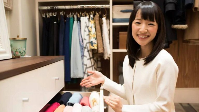 В епохата, в която Netflix инвестира в сериал за чистене на задръстени с излишни вехтории домове, културната реалност говори сама за себе си