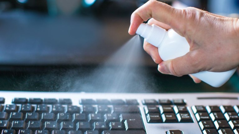 Давиш клавиатурата в дезинфектант и да не ти пука!