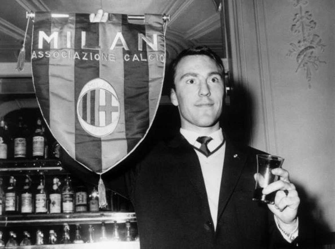 Джими Грийвс в Милан
През 1961-а Грийвс решава да напусне Челси, за да играе в богатия тим на Милан, но това решение явно никога не му е билона сърце. Треньорът на „росонерите“ по това време Нерео Роко не е склонен да приеме разхайтента дисциплина на англичанина и вссячески се опитва да му пречи да пуши повече от две цигари на ден и да напуска пределите на града. „Веднъж ме заключи в стаята ми и трябваше да избягам през прозореца – минах по перваза, после през един прозорец в коридора, след което избягах към свободата през главната рецепция“, спомня си нападателят. Спасението идва от Тотнъм, който го връща в родината срещу 99 999 паунда през декември. Грийвс записва 14 мача, в които вкарва 9 гола за Милан и помага на отбора да спечели Скудетото, но не получава шампионски медал, защото е играл в твърде малко срещи с екипа на тима.
