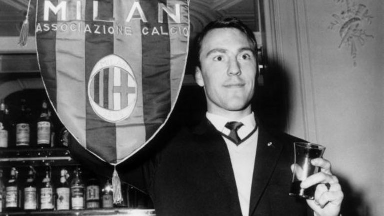 Джими Грийвс в Милан
През 1961-а Грийвс решава да напусне Челси, за да играе в богатия тим на Милан, но това решение явно никога не му е билона сърце. Треньорът на „росонерите“ по това време Нерео Роко не е склонен да приеме разхайтента дисциплина на англичанина и вссячески се опитва да му пречи да пуши повече от две цигари на ден и да напуска пределите на града. „Веднъж ме заключи в стаята ми и трябваше да избягам през прозореца – минах по перваза, после през един прозорец в коридора, след което избягах към свободата през главната рецепция“, спомня си нападателят. Спасението идва от Тотнъм, който го връща в родината срещу 99 999 паунда през декември. Грийвс записва 14 мача, в които вкарва 9 гола за Милан и помага на отбора да спечели Скудетото, но не получава шампионски медал, защото е играл в твърде малко срещи с екипа на тима.
