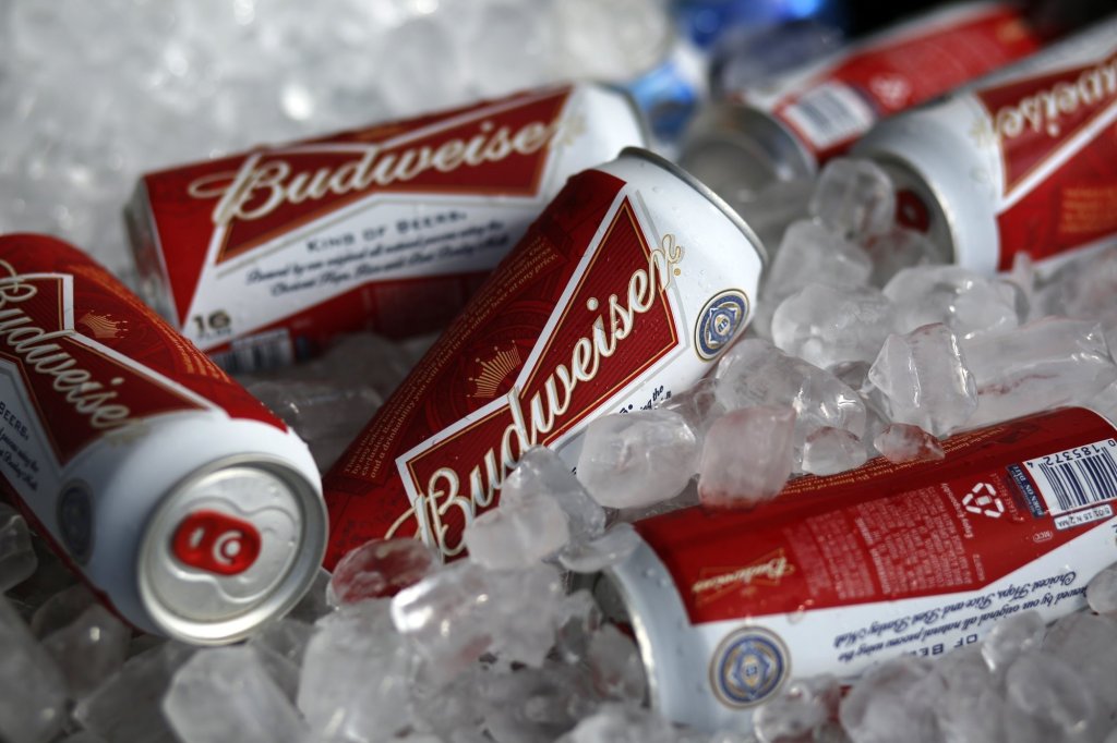 hc-budweiser-becomes-america-20160510
