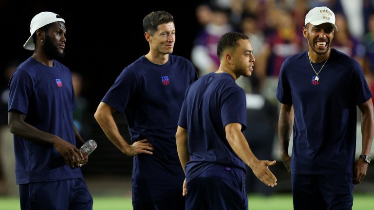 Барса не може да регистрира новите, докато Челси посяга към Обамеянг