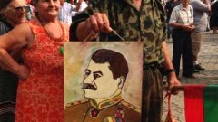 Публикацията в "Нувел Обсерватьор" е илюстрирана със снимка на привърженик на БСП, който носи снимка на Сталин на контрапротестите през август 2013