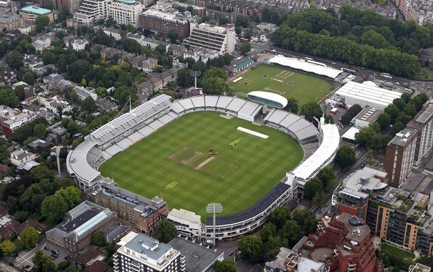 3. "Лордс", Лондон - крикет.
Домът на крикета. Спортът се играе тук от 1814 г., като мястото е свещено за всеки, който обича играта. На стадиона е и огромният музей на световната асоциация по крикет, както и фигури на легенди от играта, разположени по входовете. Капацитетът му е само 28 000 и билетите за големите мачове са истинска находка.
