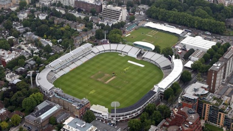 3. "Лордс", Лондон - крикет.
Домът на крикета. Спортът се играе тук от 1814 г., като мястото е свещено за всеки, който обича играта. На стадиона е и огромният музей на световната асоциация по крикет, както и фигури на легенди от играта, разположени по входовете. Капацитетът му е само 28 000 и билетите за големите мачове са истинска находка.
