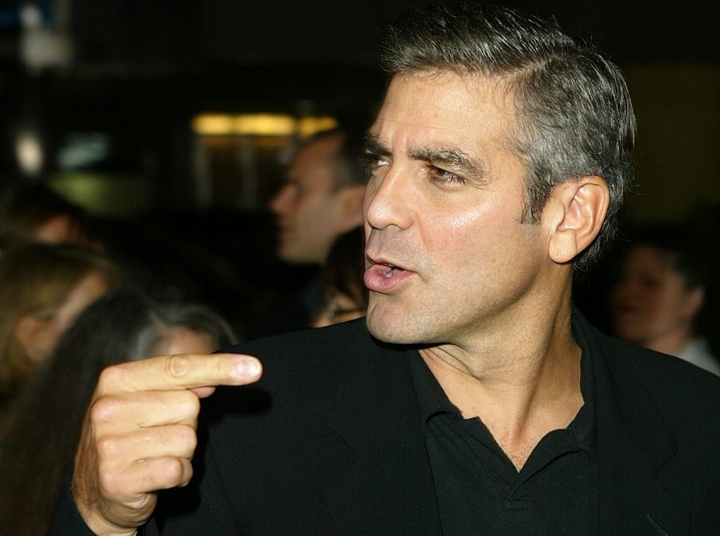 Джордж Клуни и Дейвид О'РъселДейвид О‘Ръсел има репутацията на маниак на тема контрол и тя се проявява с всичка сила по време на снимките на военната драма „Трима крале“. До известно време Джордж Клуни търпи избухванията на режисьора, докато един ден последният не започва да крещи силно на група статисти.

Стига се до ръкопашен бой между Клуни и О‘Ръсел, който продуцентът на филма – Чарлс Роувън – се опитва да отдаде на стреса по време на снимките. „Те просто не са се разбрали добре“, замазва гафа Роувън.
