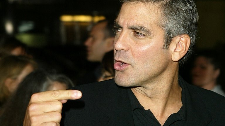 Джордж Клуни и Дейвид О'РъселДейвид О‘Ръсел има репутацията на маниак на тема контрол и тя се проявява с всичка сила по време на снимките на военната драма „Трима крале“. До известно време Джордж Клуни търпи избухванията на режисьора, докато един ден последният не започва да крещи силно на група статисти.

Стига се до ръкопашен бой между Клуни и О‘Ръсел, който продуцентът на филма – Чарлс Роувън – се опитва да отдаде на стреса по време на снимките. „Те просто не са се разбрали добре“, замазва гафа Роувън.