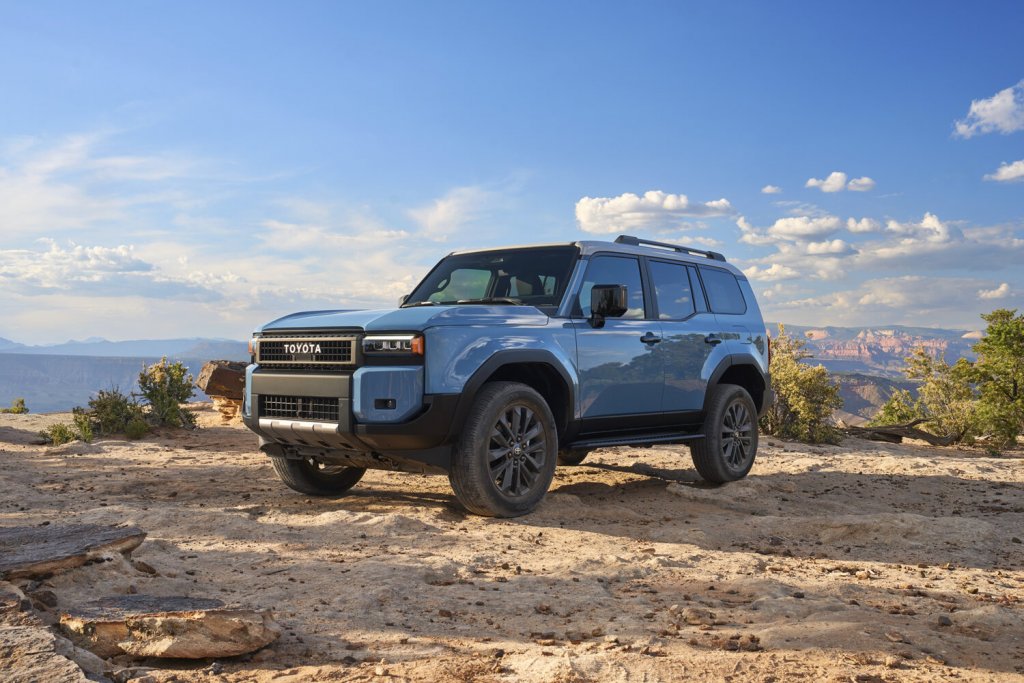 Toyota Land Cruiser
Една легенда се завръща. Три години бяха необходими на Toyota, за да решат накъде ще поеме Toyota Land Cruiser и резултатът вече е налице – SUV хибрид със задвижване на четирите гуми едновременно, разнообразни режими на шофиране и дизайн, който не е твърде далеч от оригинала.
За разлика от други кросоувъри в този списък, Land Cruiser не се плаши от офроуд изживявания. Засега не се разкрива колко ще е пробегът с едно зареждане, но със сигурност няма да е малък. Цената също не влиза в графата „скромна“, защото ще започва от над 50 хил. долара.