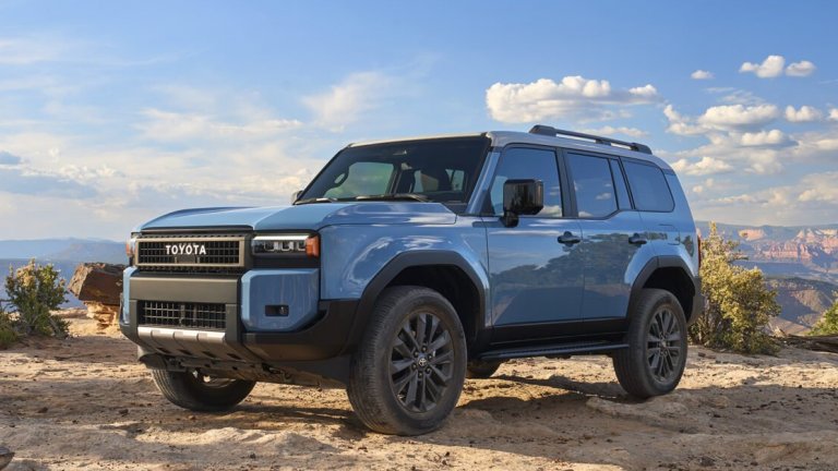 Toyota Land Cruiser
Една легенда се завръща. Три години бяха необходими на Toyota, за да решат накъде ще поеме Toyota Land Cruiser и резултатът вече е налице – SUV хибрид със задвижване на четирите гуми едновременно, разнообразни режими на шофиране и дизайн, който не е твърде далеч от оригинала.
За разлика от други кросоувъри в този списък, Land Cruiser не се плаши от офроуд изживявания. Засега не се разкрива колко ще е пробегът с едно зареждане, но със сигурност няма да е малък. Цената също не влиза в графата „скромна“, защото ще започва от над 50 хил. долара.