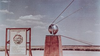 1024px-Макет_2_первых_искусственных_спутников_Земли