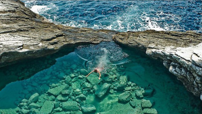 Тасос, Гърция - естествената лагуна Гьола е издълбана в скалите до морето и прилича на плувен басейн с размери около 20 на 15 метра