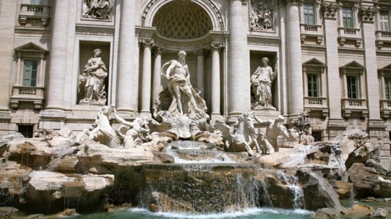 В средата на миналата година започна реставрацията на Фонтана „Треви“, една от най-големите забележителности на Рим, задължително място за снимки на туристите, където по традиция се хвърля монета за щастие. 

 В реставрацията участва модната къща Фенди, ръководена от германския дизайнер Карл Лагерфелд, която също така дарява над 2 милиона евро за проекта, чийто срок на изпълнение е 18 месеца.
