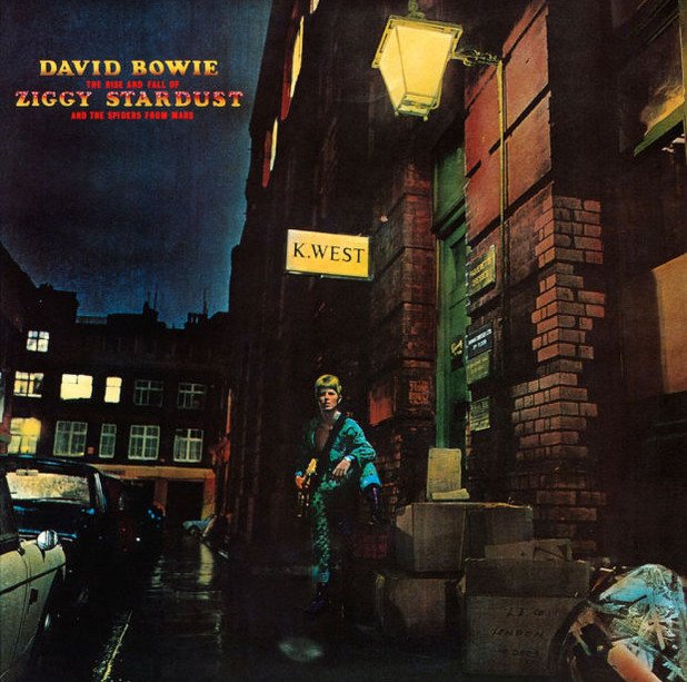 3.) DAVID BOWIE - THE RISE AND FALL OF ZIGGY STARDUST AND THE SPIDERS FROM MARS (1972)

Хамелеонът на рока е по-шумен и по-бърз в Ziggy Stardust, отколкото във всеки друг свой албум.