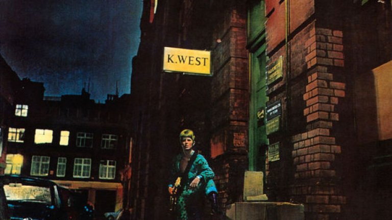 3.) DAVID BOWIE - THE RISE AND FALL OF ZIGGY STARDUST AND THE SPIDERS FROM MARS (1972)
Хамелеонът на рока е по-шумен и по-бърз в Ziggy Stardust, отколкото във всеки друг свой албум.