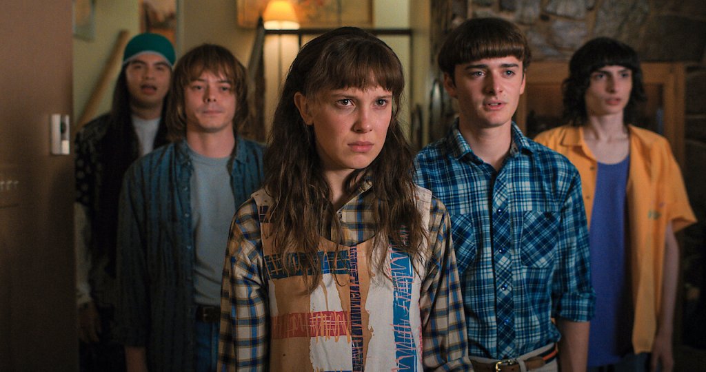 Stranger Things
Къде да гледате: в Netflix
Действието се развива в 80-те години в малкия град Хокинс, където изчезва едно дете. Приятелите му откриват момиче с психични способности, което им помага да се изправят срещу чудовища от алтернативното измерение „Upside Down“. Сериалът е смесица от хорър, научна фантастика и носталгия по поп културата на 80-те.