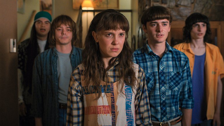 Stranger Things
Къде да гледате: в Netflix

 Действието се развива в 80-те години в малкия град Хокинс, където изчезва едно дете. Приятелите му откриват момиче с психични способности, което им помага да се изправят срещу чудовища от алтернативното измерение „Upside Down“. Сериалът е смесица от хорър, научна фантастика и носталгия по поп културата на 80-те.
