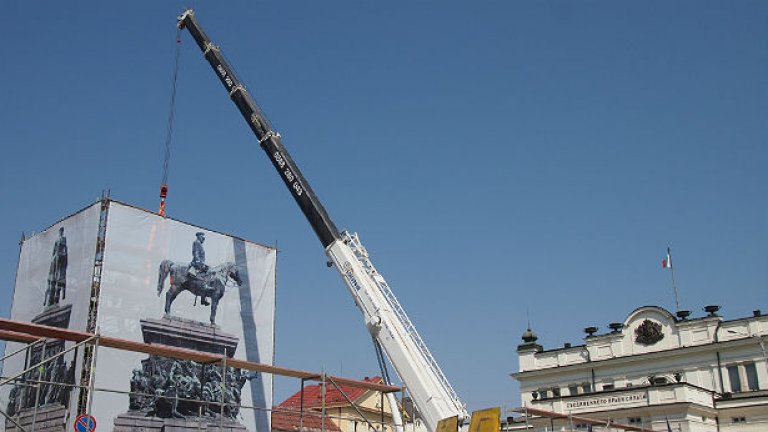 Ремонтът на паметника на Цар Освободител предизвика раздори относно професионалното изпълнение на реставраторските работи