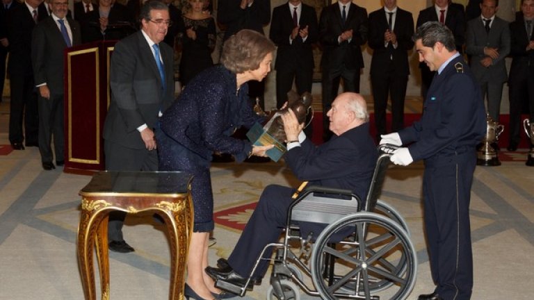 През 2012-а кралица София го награди с висок кралски орден на Испания за заслуги.
