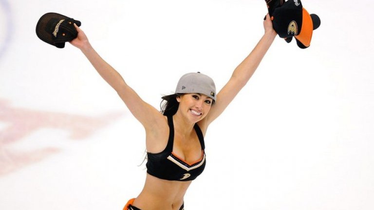 След гастролите им феновете подхвърлят по леда шапки и атрибути на отбора - част от традицията.