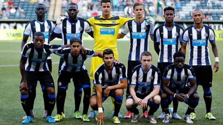 19. Нюкасъл.
Не би трябвало да сбъркаш каквото и да е на един екип, който е с черни и бели райета. Традиционен и утвърден. Но ако му сложиш сини ивици по ръбовете на черното и около яката... А и добавиш един ужасно непопулярен спонсор на средата на фланелката. Тъжно.