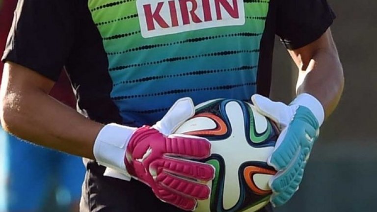 3.	… и заразата засегна и вратарските ръкавици
Да, виждаме те, Еижи Кавашима от Япония.