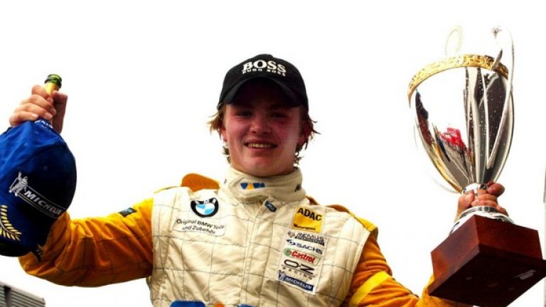 2002 г. Дебютира във Формула 4 с невероятните 9 победи, което му носи наградата на 17-годишна възраст да се качи на болид на "Уилямс". По този начин Нико се превръща в най-младия човек, карал болид от Формула 1.
