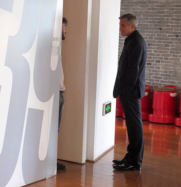 И разбира се, гостуването на Клуни е привлякло вниманието на десетки журналисти