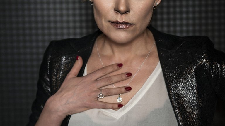 На сцената имаш определен вид живеене. Помня веднъж, по време на репетиции на едно представление, аз казах на колегите си: „Боже, колко е хубаво - час и половина ясни взаимоотношения, зададени от автора, няма какво ти да си блъскаш главата, той ти е казал - тръгваш от точка А, пречупваш се в точка Б и оцеляваш в точка В."
Избраните аксесоари са част от новата колекция на бижута PANDORA