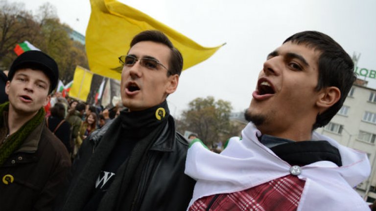 Младежи пеят химна