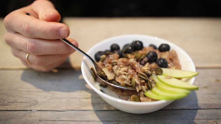 1. Зърнена закуска
Зърнената закуска е супер хранене преди тренировка, но внимавайте с миксовете с ядки, стафиди и добавена захар. Перфектната зърнена закуска трябва да съдържа по три грама или повече фибри, осем грама Или по-малко захар и порцията ви не трябва да надвишава 100 калории.
