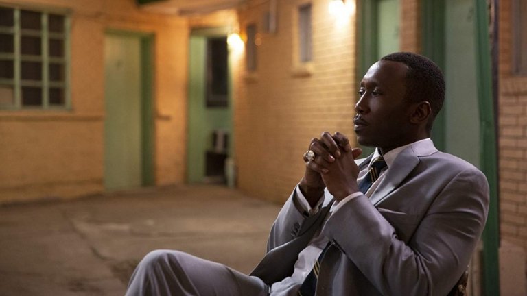 Green Book (2018)
Филм, който разглежда темата за расизма в САЩ по един ненатрапчив начин през призмата на приятелството между двама мъже - виртуозният тъмнокож музикант Дон Шърли (Али) и неговият шофьор/охранител Тони Вилалонга (Виго Мортенсен). Пресъздавайки емоциите (а понякога и пълната дистанцираност) на Шърли, той си заслужи и втория "Оскар" в кариерата си, отново за поддържаща роля.
