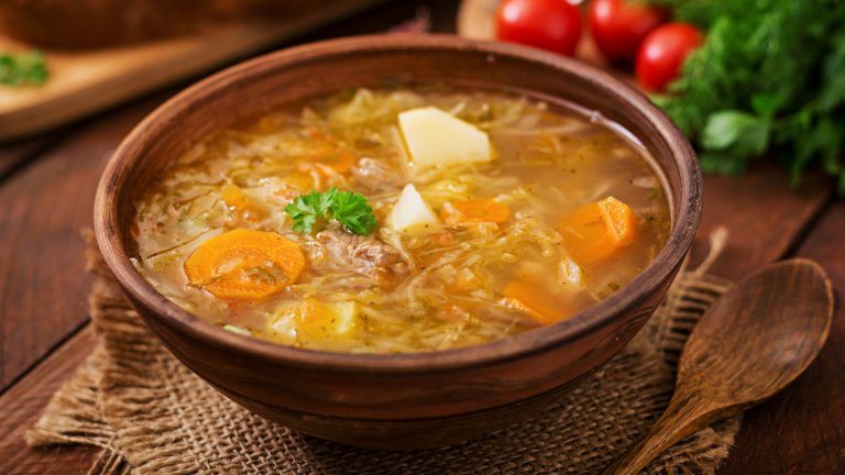 Куркудена чорбаНяколко български области спорят коя от тях е измислила тази супа с цел да се оползотворява зелевият сок и част от киселото зеле. Консенсус все още няма, както и съвсем точна рецепта, защото някои слагат свинско месо, други я предпочитат постна.
Спори се дали се слага фиде, или ориз, с праз или с кромид лук, добавят ли се картофи и моркови. Ако е с месо, обикновено се прави около Коледа и Нова година, когато се коли прасето. И тук има противоречия – дали месото се запържва предварително, или само се вари в чорбата. 
Все пак една от най-популярните рецепти е от село Горско Сливово в област Ловеч и е със запържено свинско, литър и половина зелева чорба, картофи, моркови и ориз. По желание може да се направи и застройка с кисело мляко.