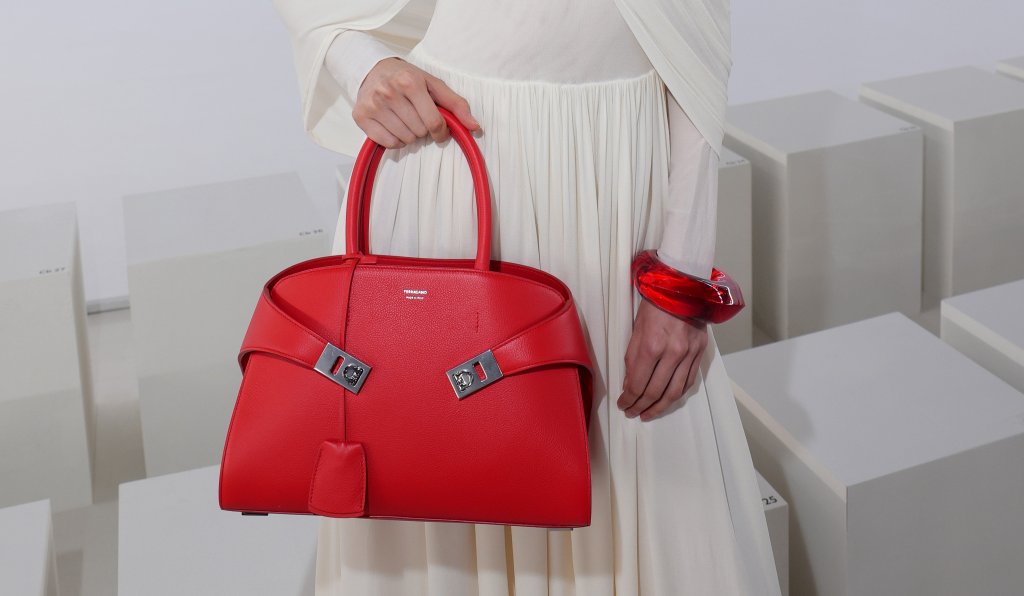 Диктатура на червеното
Пурпурно, черешово, доматено… любовта на модата към червеното този сезон е в стихията си. Вълната не подмина и чантите, което реши въпроса - на кой цвят да се спрете през следващите няколко месеца.