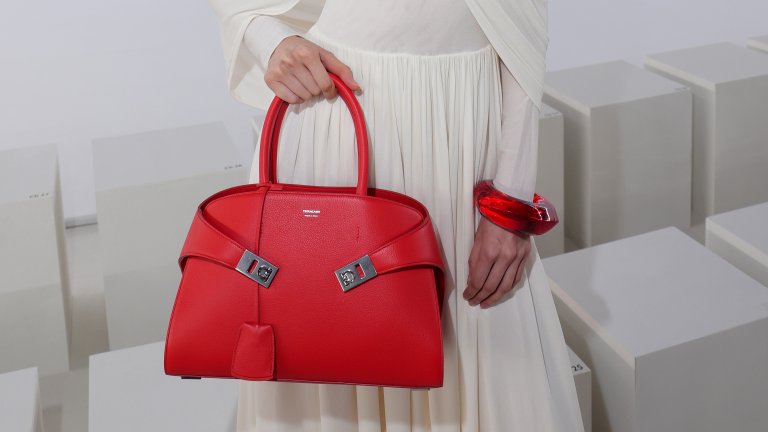 Диктатура на червеното

Пурпурно, черешово, доматено… любовта на модата към червеното този сезон е в стихията си. Вълната не подмина и чантите, което реши въпроса - на кой цвят да се спрете през следващите няколко месеца.