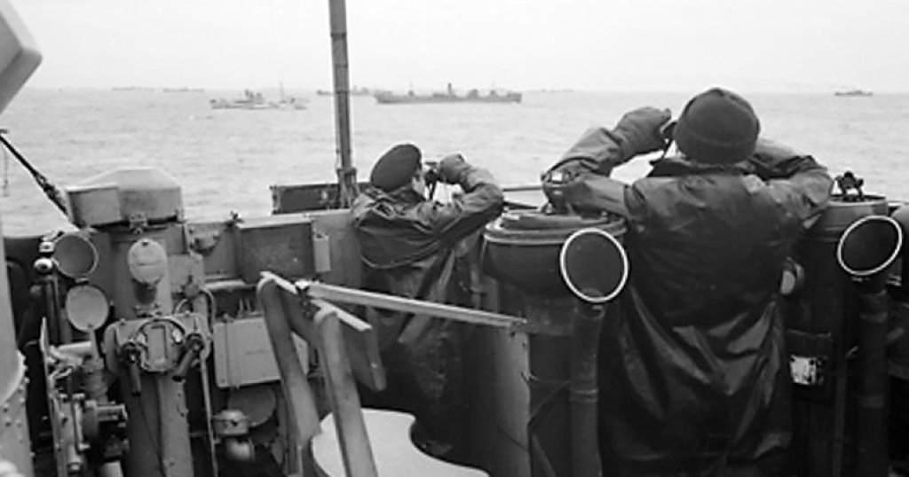 Officers_on_the_bridge