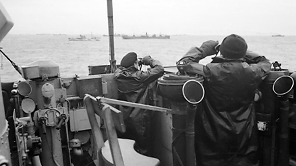 Officers_on_the_bridge
